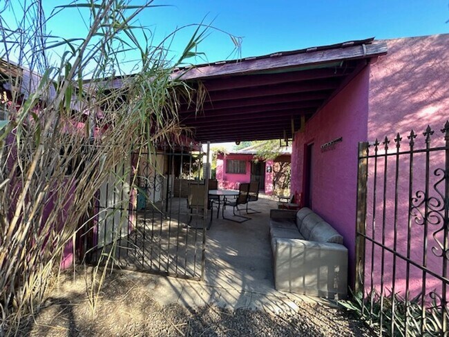 Building Photo - 2 bedrooms-1 bath - on 4th Ave