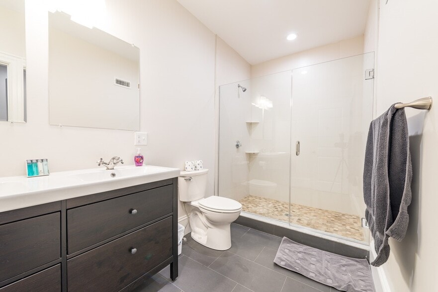 Building Photo - 2044 Beacon St