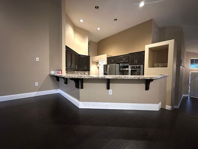 Building Photo - Gorgeous 4 Bed, 2 Bath in Shadow Lakes with SOLAR!