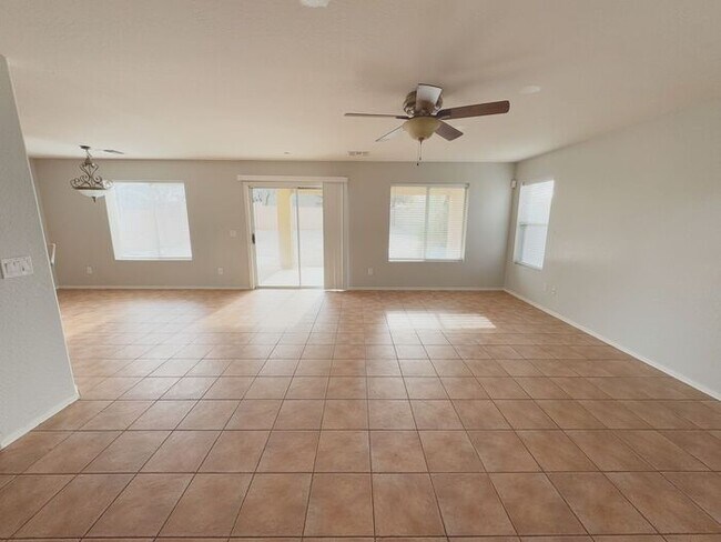 Building Photo - Large 4Bedrooms- 3Bath Home!!!