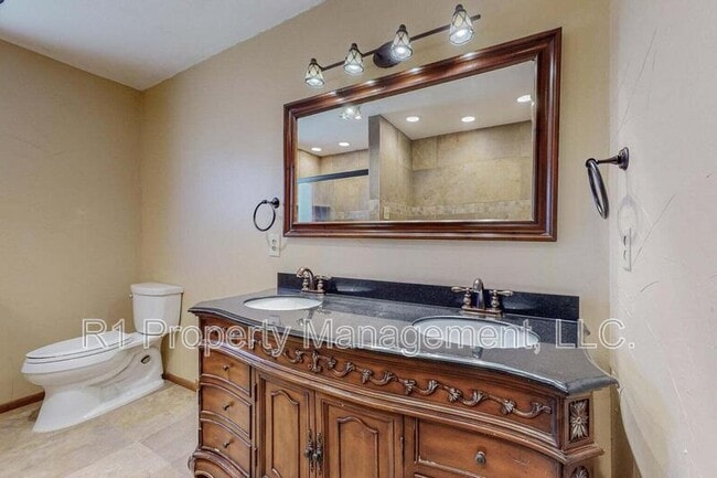 Building Photo - 501 Calle del la Angel