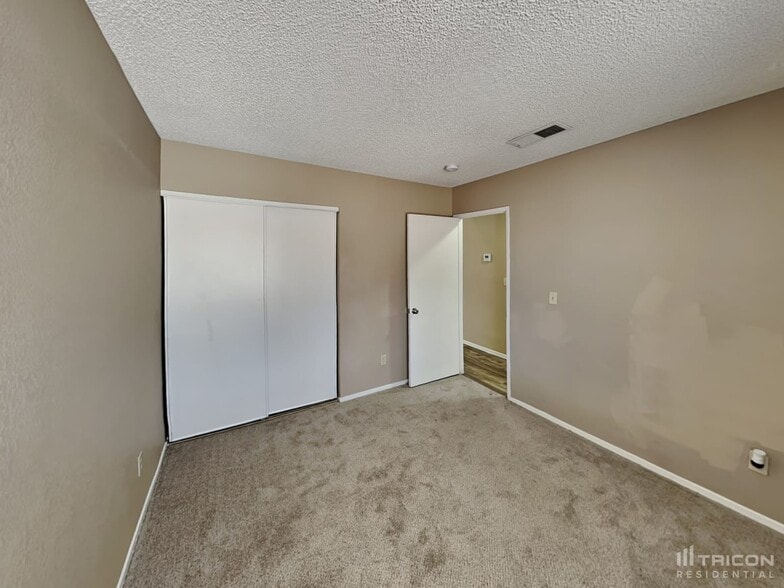 Building Photo - 733 Reagan Dr