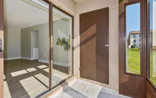Building Photo - Renovated Herndon Condo