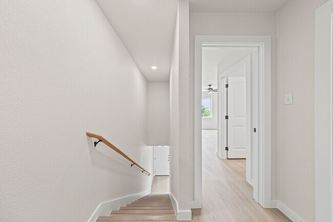 Building Photo - Modern Townhome for Rent – Modern Living at Its Best!