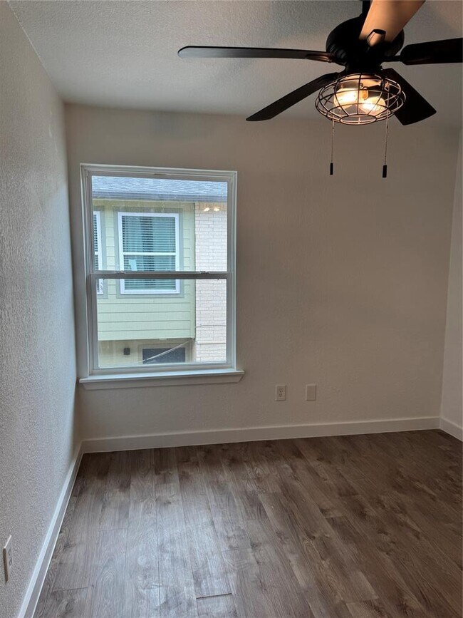 Building Photo - 2124 Burton Dr