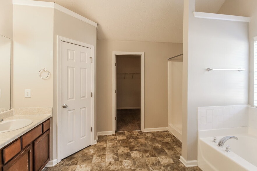 Building Photo - 296 Millstone Dr