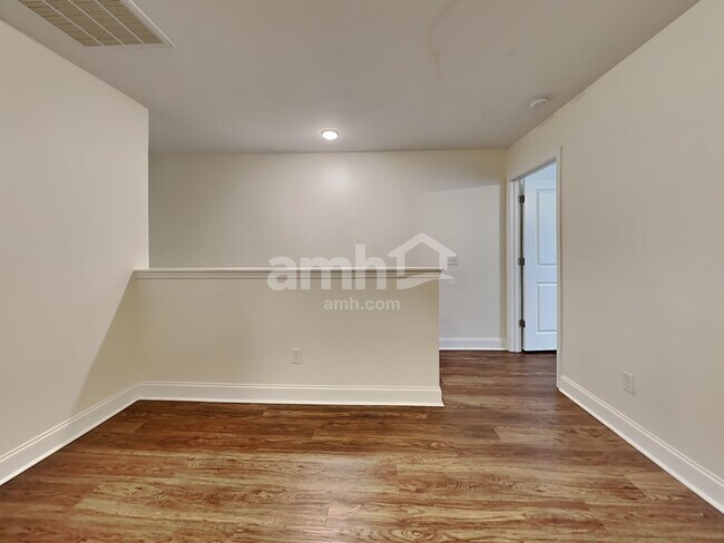 Building Photo - 526 Lateleaf Dr