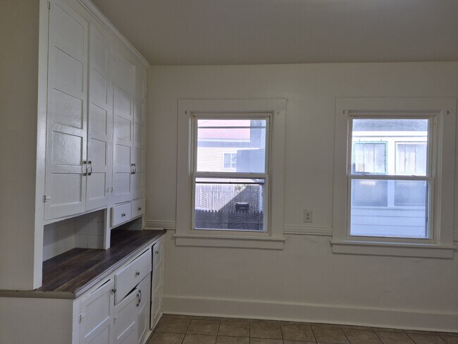 Building Photo - 173 Mather St