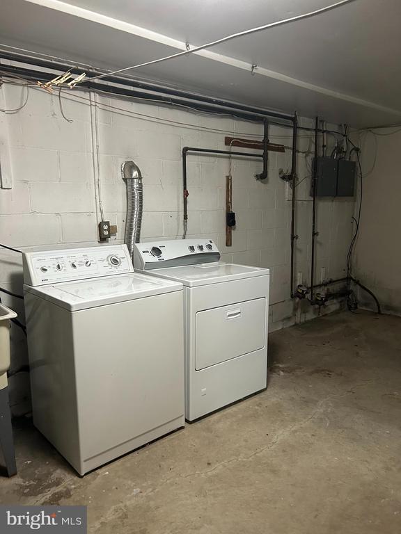 Building Photo - 2410 David Dr