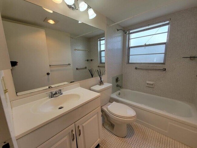 Building Photo - 337 Mansfield I