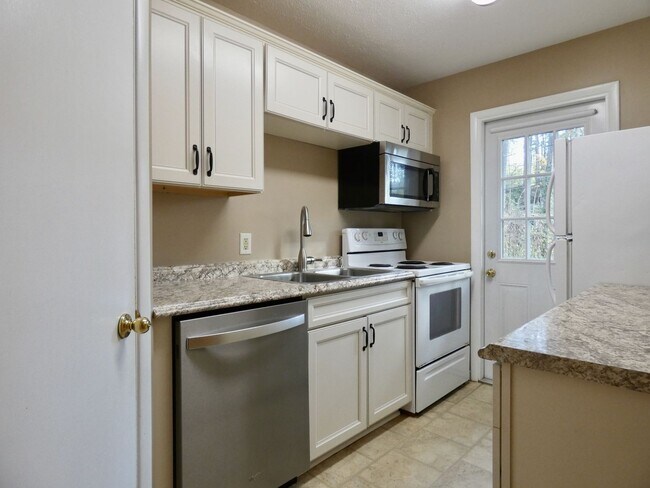 Building Photo - Two Bedroom Apartment - Great North Ashevi...