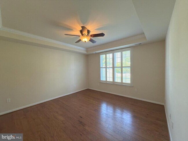 Building Photo - 44342 Oakmont Manor Square