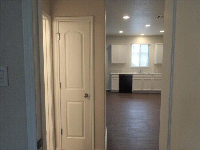 Building Photo - 100 Carlina Lp