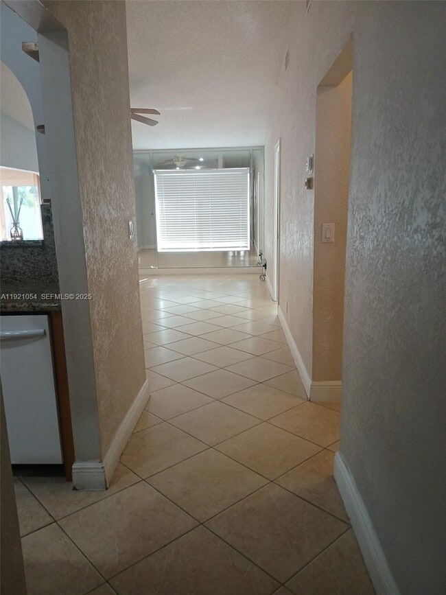 Building Photo - 5550 Lakewood Cir S