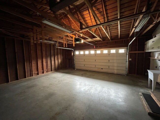 Building Photo - Charming 3 Bedroom, 2 Bath Home with Attac...