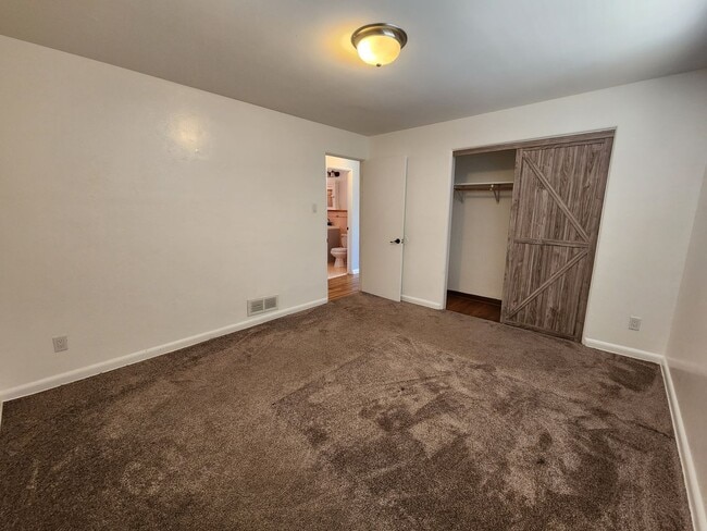 Building Photo - Remodeled 2 Bedroom in Denver! Great Locat...