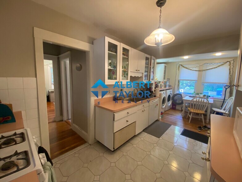 Building Photo - 94 Heath St