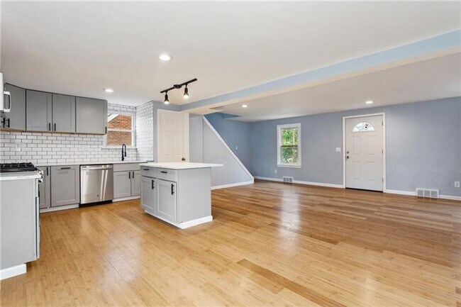 Building Photo - North Hills Area Bungalow