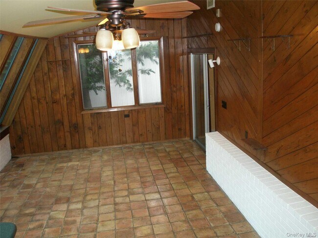 Building Photo - 4924 Express Dr S