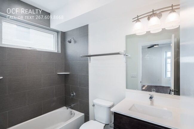 Building Photo - Large Modern Queen Village Three Bedroom /...