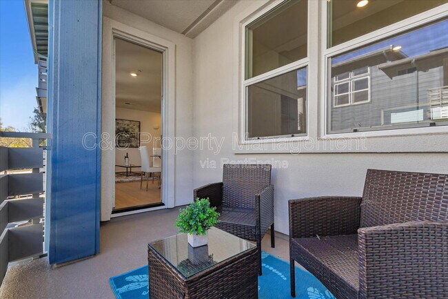 Building Photo - 379 Lundy Pl