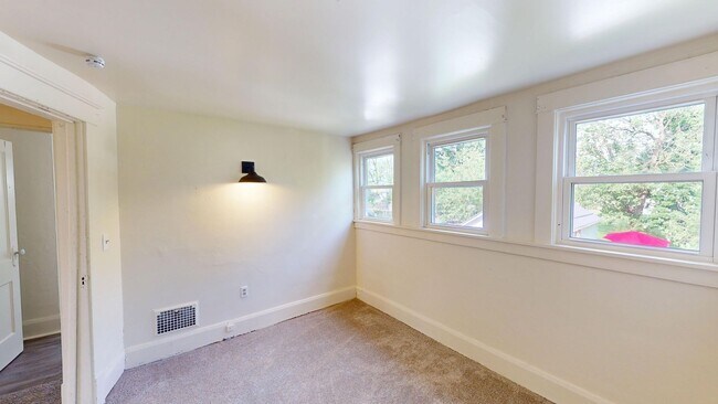 Building Photo - 210 Perry St