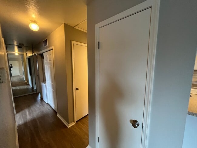 Building Photo - 3 bed 2 bath townhouse - Great Location