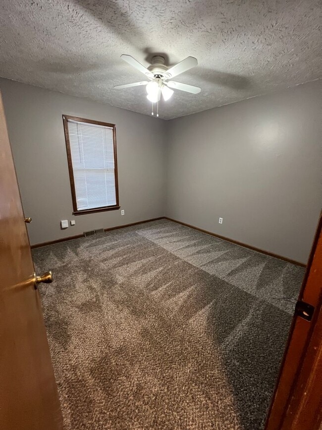 Building Photo - 4 bedroom/3 baths house