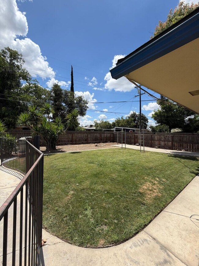 Building Photo - Large 3/3 Single-Family Home With Giant Yard