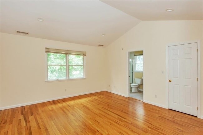 Building Photo - Impeccable 3 Bedroom Townhouse With Upscale Features $5700