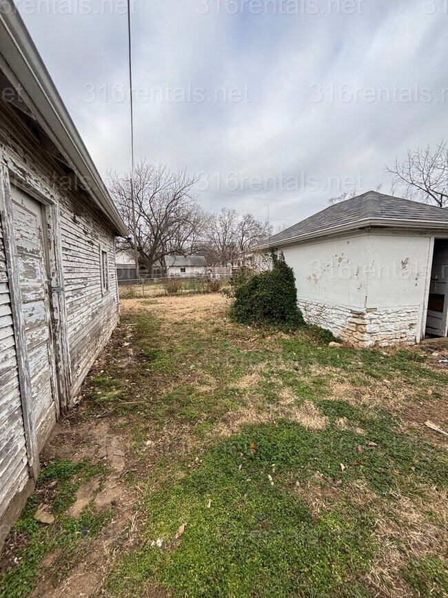 Building Photo - 3 bed 1 bath available NOW!