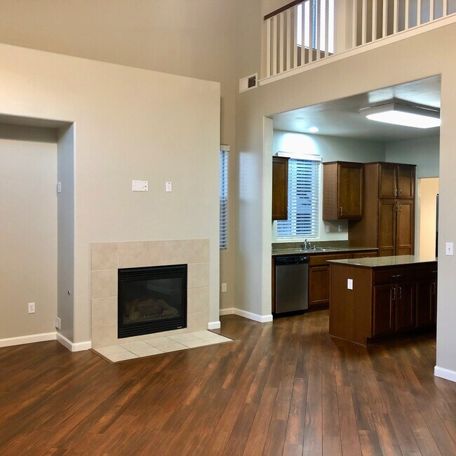 Building Photo - $2,695 Shepherd & Clovis, 3 Bed +Loft - Be...