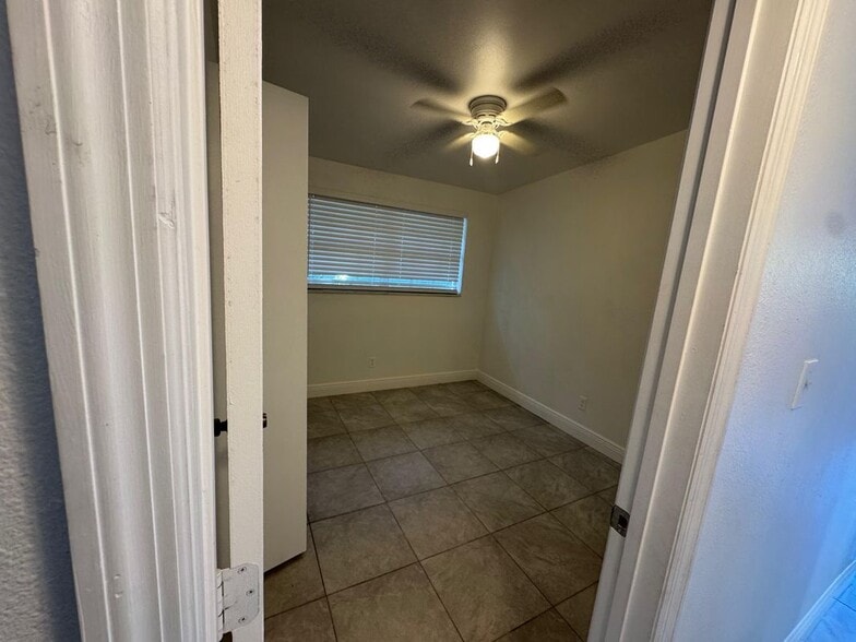 Building Photo - 8715 N Hyaleah Rd