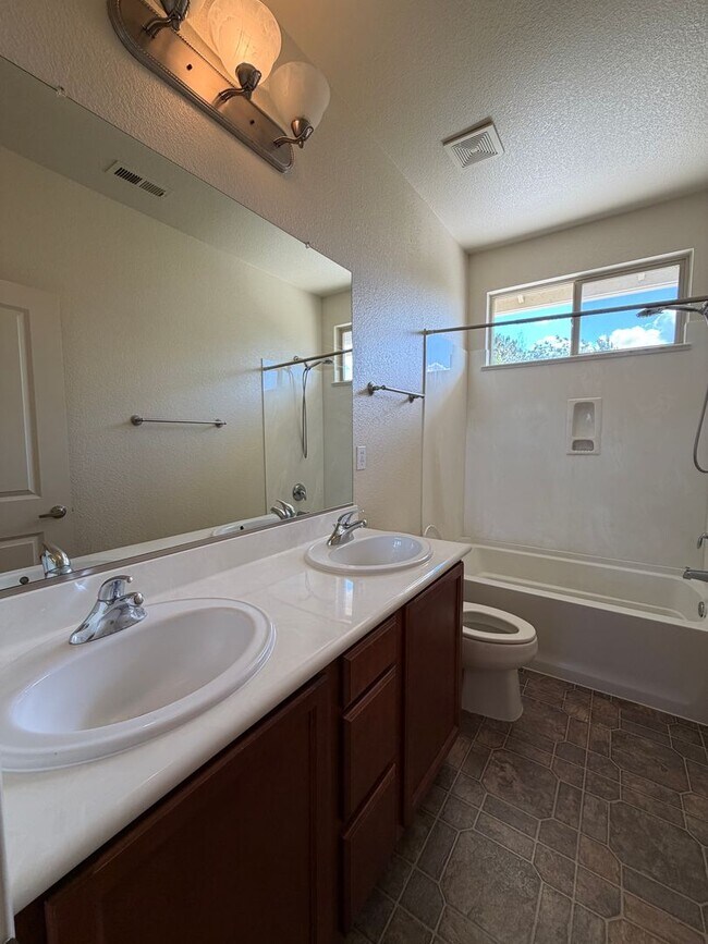 Building Photo - Spacious 4 Bedroom, 2.5 Bath in North Valleys