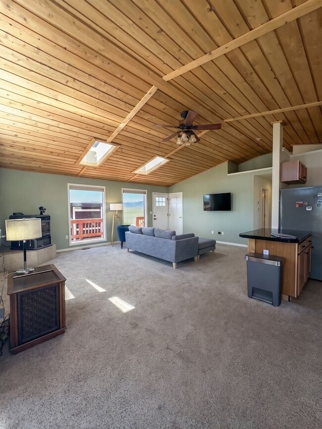 Building Photo - Foxtail Pines! 5 acres! Open floor plan!