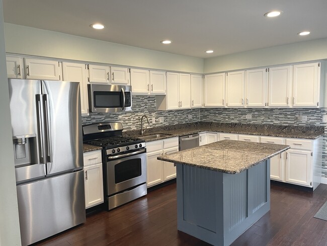 Building Photo - 566 Comstock Ave