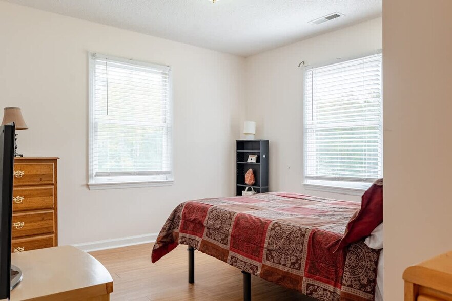 Building Photo - 305 Humble Rd