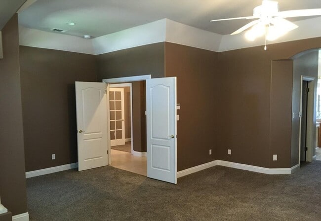 Building Photo - West Bakersfield Custom Home for Rent Available Now!