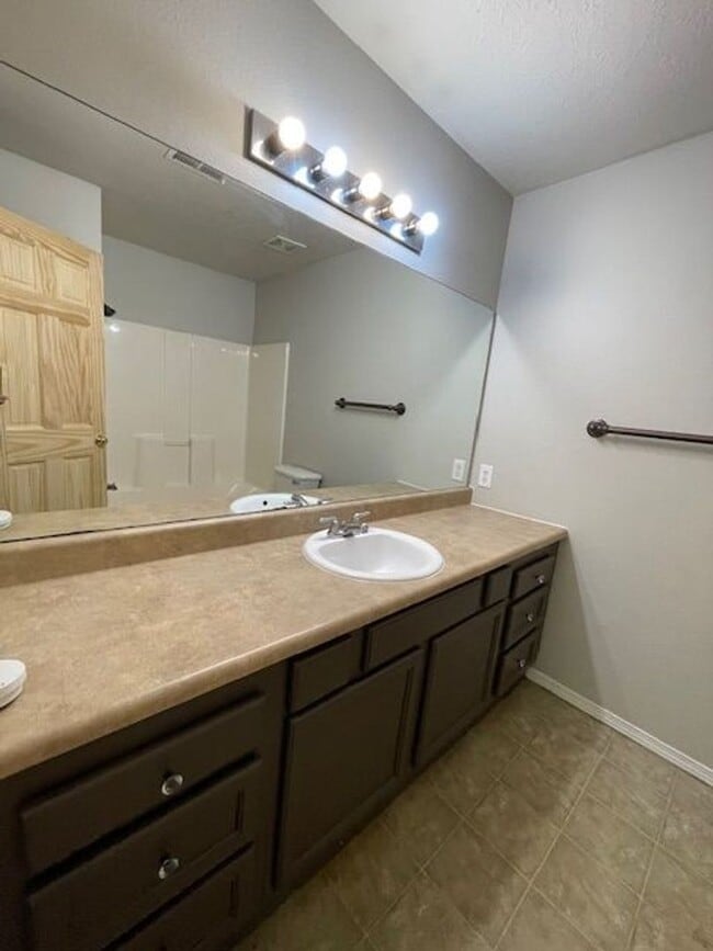Building Photo - 3 Bedroom Home in Merriam Woods!