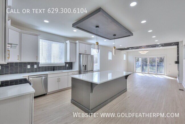 Building Photo - 402 E Trinity Ln