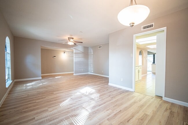 Building Photo - 2026 Quail Valley E Dr