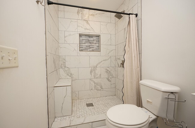Building Photo - 243 Parkwood Cir