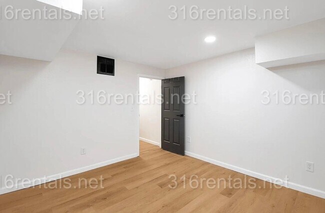 Building Photo - $1795 - 4 bed 2 bath - Single Family Home