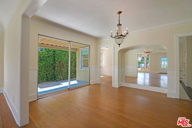 Building Photo - 523 N Gower St