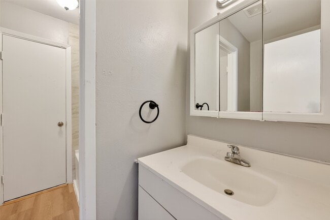 Building Photo - 2446 Mayview Dr