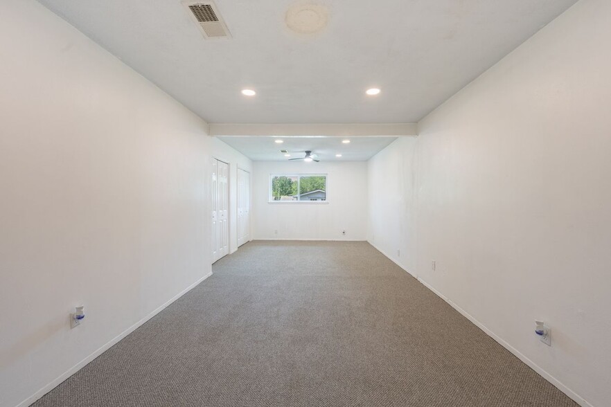 Building Photo - 501 Calhoun Dr