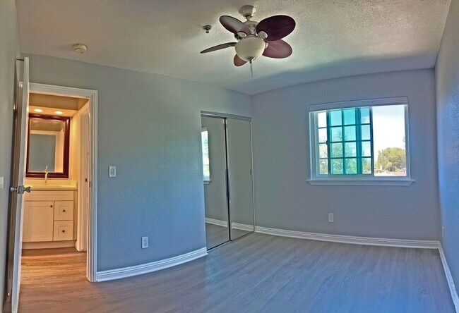 Building Photo - La Mesa Four-Plex Townhouse with Decks & G...