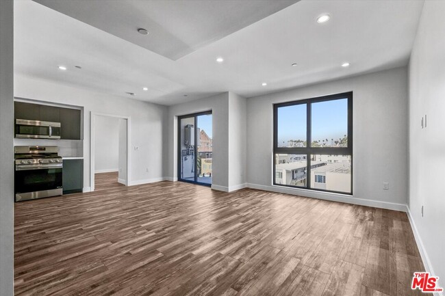Building Photo - 1537 S Wilton Pl