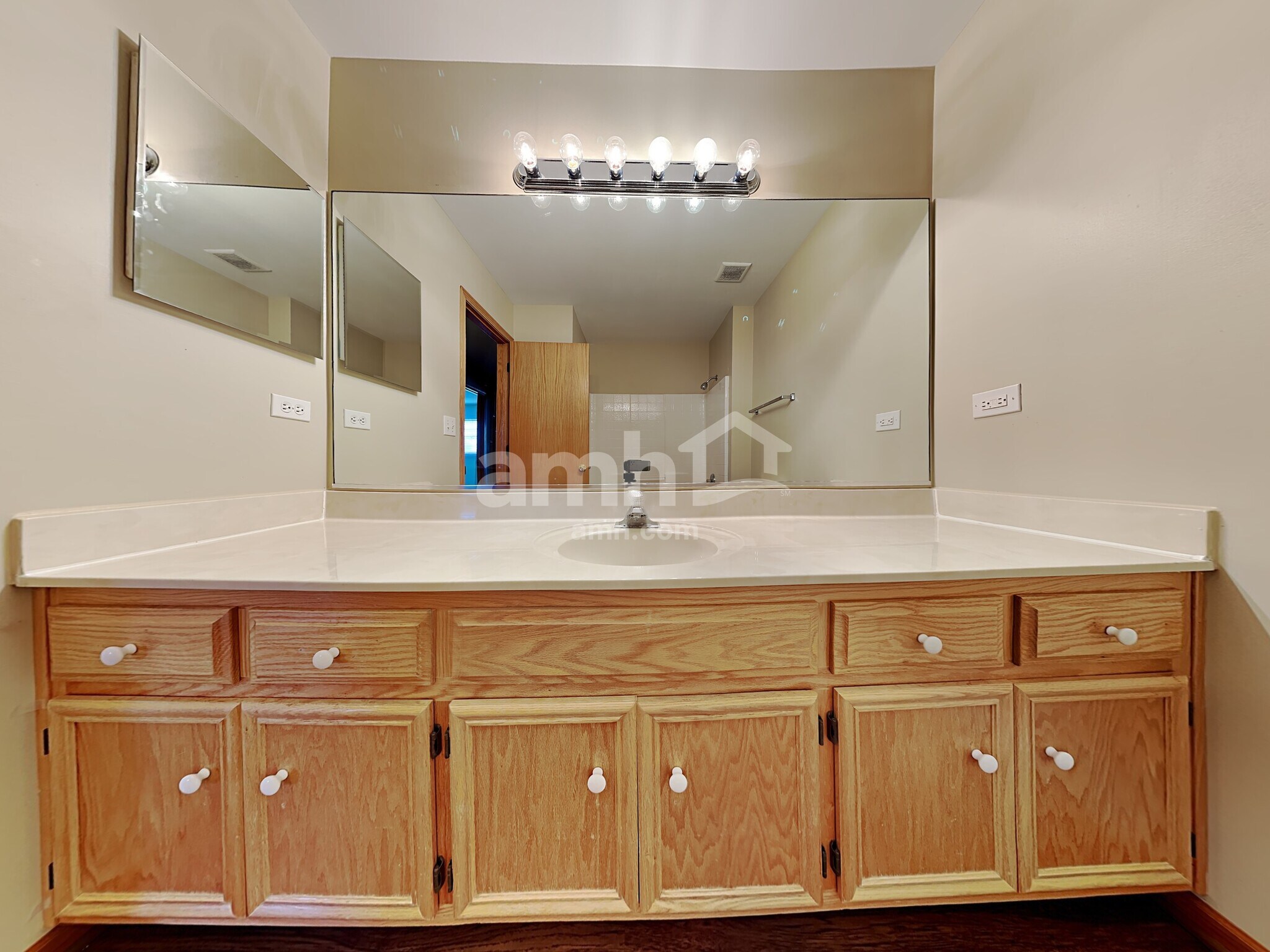 Building Photo - 302 Thames Dr