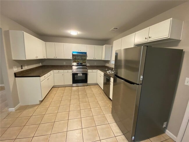 Building Photo - 130 River Pointe Ct SW